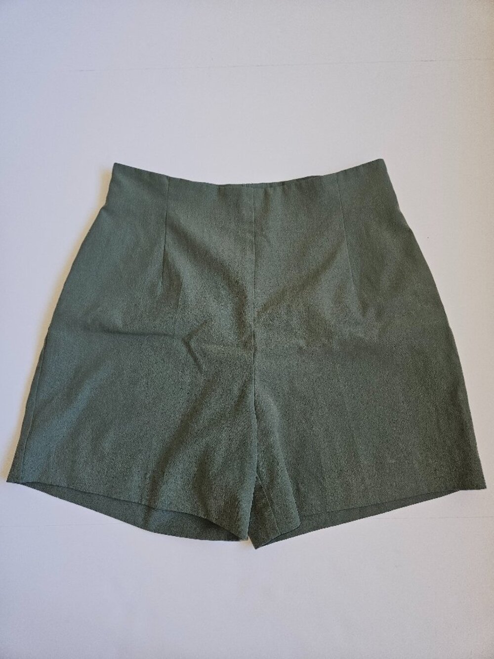 H&M Hennes Collection High-Waisted Solid Sage Green Pleated Shorts Bottoms Small